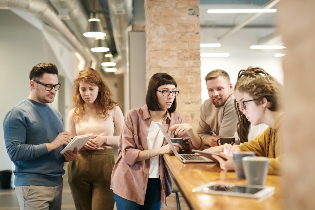 shallow-focus-photo-of-people-discussing-3182826